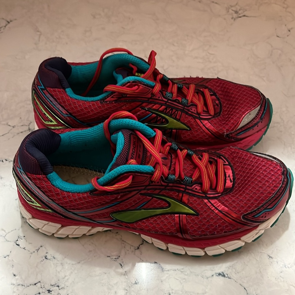 Brooks GTS hot pink running shoes - Picture 3 of 5